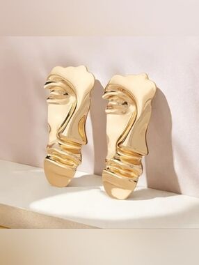 🆕️ Large Gold Metallic Sculpted Statement Earrings  NWOT